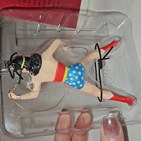 Hallmark Wonder Woman Christmas ornament - Picture 6 of 6